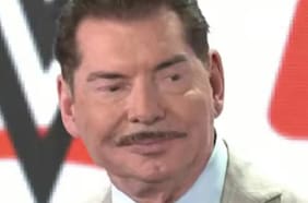 John Oliver se burló del bigote de Vince McMaon que ha generado múltiples memes