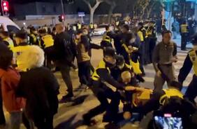 Policías retienen y golpean a periodista de la BBC en medio de protesta por restricciones del Covid-19 en China