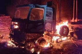Ataque incendiario destruye tres camiones y una grúa en predio forestal en Mulchén