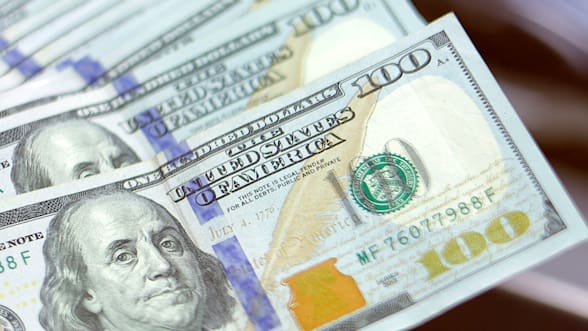 Dólar sube a mayor nivel en casi un año ante expectativas de nuevas alzas de tasas en EE.UU.