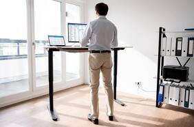 Trabajar de pie: ¿podría mejorar nuestra postura y productividad?