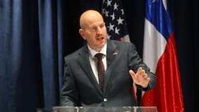 Embajador de EE.UU. justifica decisión de retirar visas, califica de “irrisorio” sorpresa del gobierno y descarta mensaje a Kast