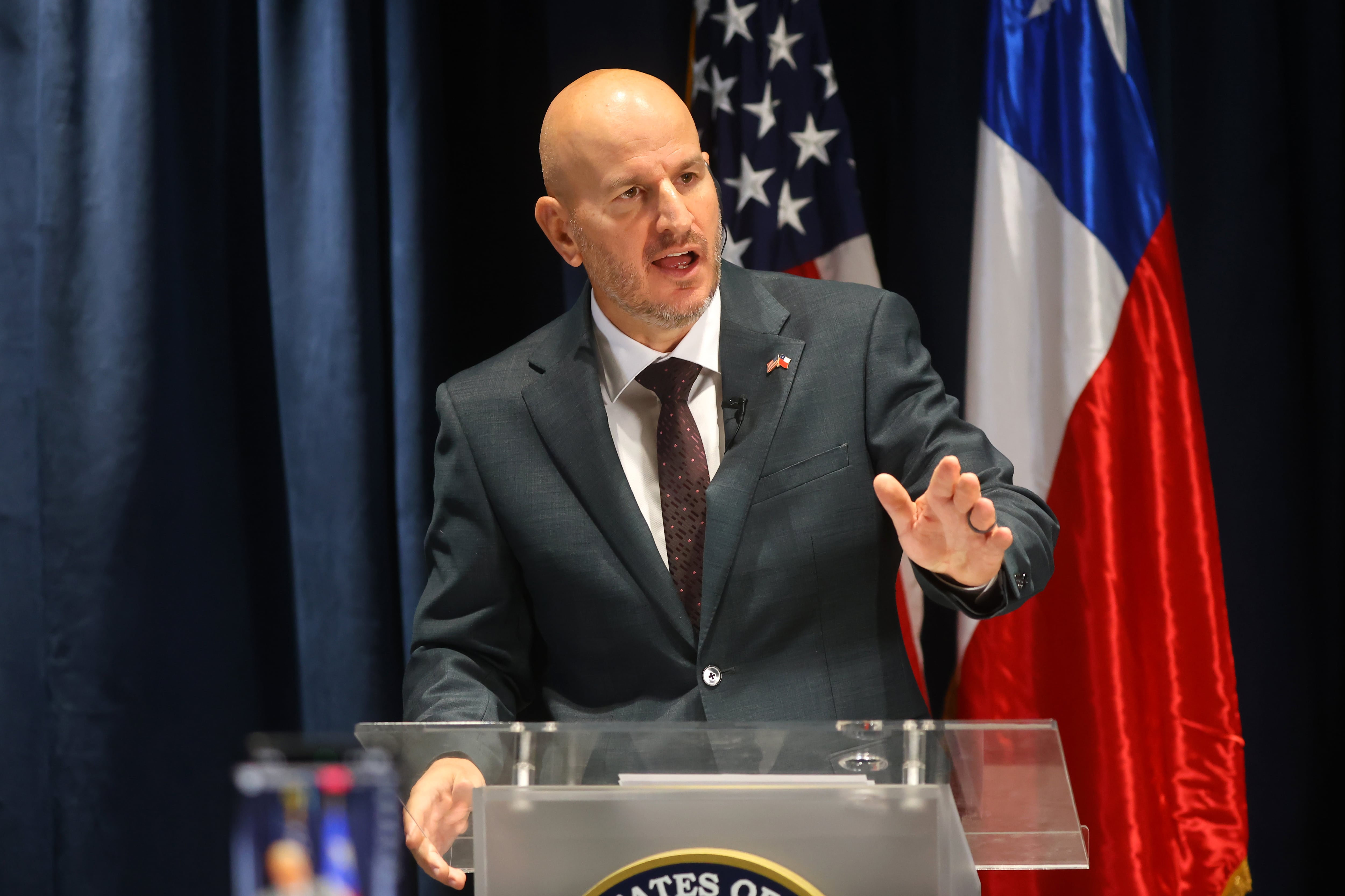 Sujeto detenido por amenazas a embajador de Estados Unidos en Chile queda con arresto domiciliario total