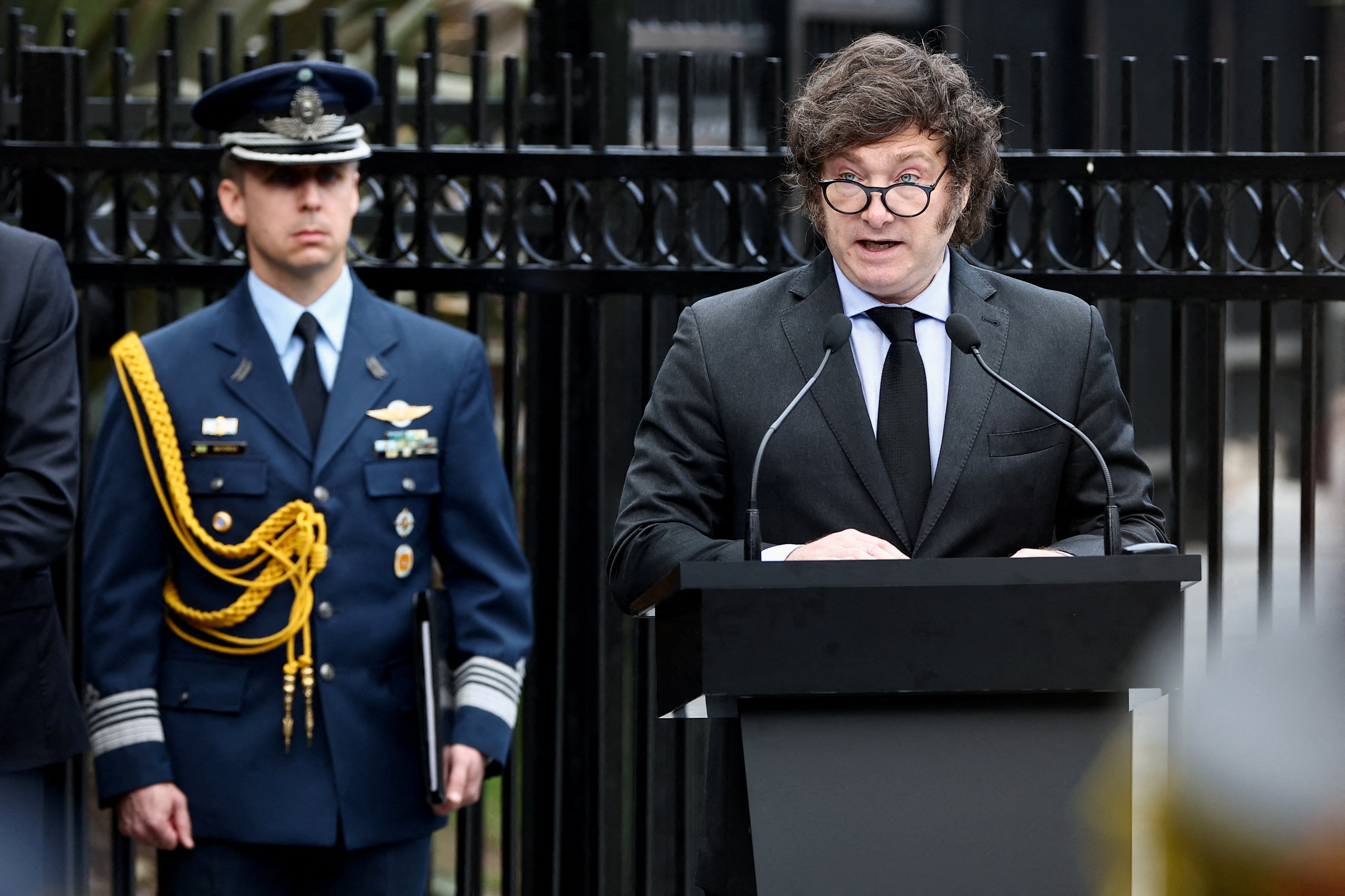 El presidente Javier Milei en una ceremonia en honor de las víctimas de la guerra entre Argentina y Reino Unido por las Islas Malvinas. Foto: Archivo.