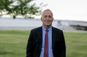 Laurence Kotlikoff: el reputado economista y mejor amigo de Sebastián Piñera en Harvard que viene al funeral