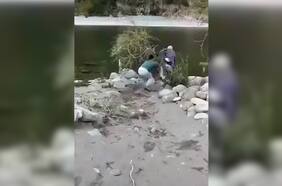 Mujer empuja al río a un adulto mayor reclamando que era propiedad privada