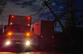 Camión derriba 24 postes del tendido eléctrico en Camino a Lonquén