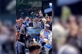 Así fue el momento en que le arrojaron una botella a Javier Milei