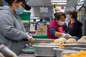 Inflación dispara el número de personas que acude a los bancos de alimentos en EE.UU. y Reino Unido