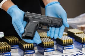 Liderada por menores y coordinados por Telegram: Fiscalía Supraterritorial desarticula banda que traficaba armas en 12 regiones