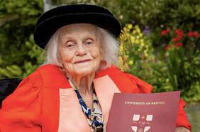 La historia de la física que ayudó a predecir partículas como el bosón de Higgs y ahora se doctoró a los 98 años