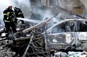 Bomberos trabajan para apagar el fuego tras bombardeo en Mykolaiv