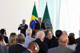 Oposición brasileña pide investigar a Bolsonaro por atacar el sistema electoral en una cita con embajadores