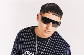 “Tiene mucho más que ofrecer que un refrito de reggaetón viejito”: Sinaka es reconocido por el medio Pitchfork