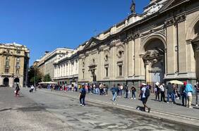 Aglomeración por solicitudes de regularización de migrantes deja 22 ciudadanos extranjeros detenidos en Plaza de Armas