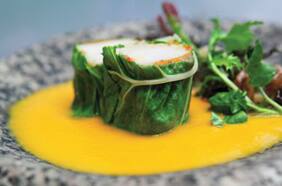 Sopa de zanahorias con envuelto de pescado