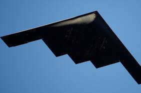 Cómo es la bomba que solo tiene EEUU que podría destruir las bases nucleares subterráneas de Irán