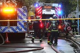 Bomberos realiza labores por incendio en un local del mall Costanera Center
