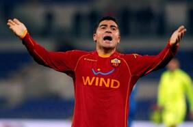 El espectacular golazo de David Pizarro tras pase de Totti en el partido de estrellas de la Serie A