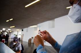 Minsal pone en marcha operativo en comunas con menor tasa de inoculación: 64% de las personas de 47 años han acudido a los vacunatorios