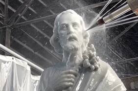 La sorprendente precisión de estos robots para esculpir obras de arte