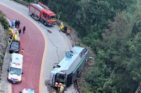 Bus con una veintena de pasajeros se vuelca en Panguipulli