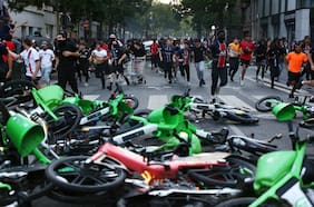 Festejos, disturbios y peleas con la policía: la alocada celebración de los hinchas del PSG en las calles de Francia