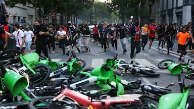 Festejos, disturbios y peleas con la policía: la alocada celebración de los hinchas del PSG en las calles de Francia