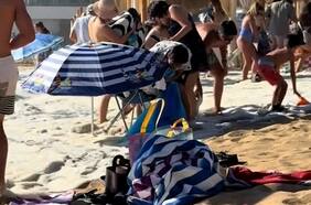 Bañistas son sorprendidos por fuertes marejadas en Reñaca