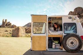 “Hogares con ruedas”: estadounidenses adaptan vehículos para vivir durante la pandemia
