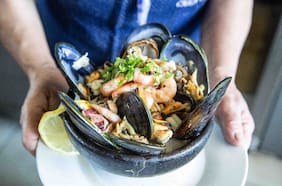 El Mercado Tirso de Molina vuelve con sus picadas de cocina popular a buen precio