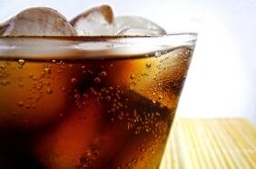 Bebidas carbonatadas: ¿qué es lo que realmente bebes cuando tomas estos burbujeantes refrescos?