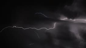 Anuncian tormentas eléctricas desde el norte, pasando por Santiago, hasta el sur: cuándo y dónde brillará el cielo