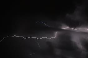 Anuncian tormentas eléctricas desde el norte, pasando por Santiago, hasta el sur: cuándo y dónde brillará el cielo