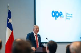 Kast inicia viaje a Estados Unidos en medio de trama por cable chino