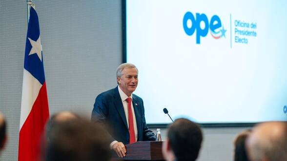 Kast inicia viaje a Estados Unidos en medio de trama por cable chino