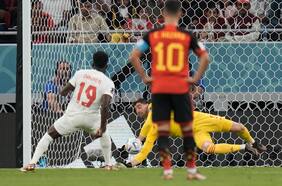 Video: Thibaut Courtois le ataja el penal a Alphonso Davies y le niega el primer gol a Canadá en un Mundial