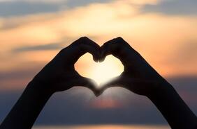 Cenas románticas, sexo y chocolates: las preferencias del Día de los Enamorados que impulsan el comercio chileno