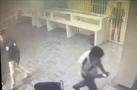 Grabaciones de seguridad muestran a empleados abandonando centro migratorio durante incendio en México