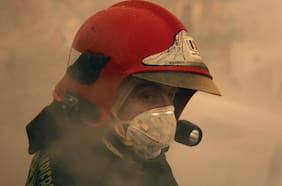 Un bombero francés en Valparaíso: mira el trailer del documental chileno Pirópolis