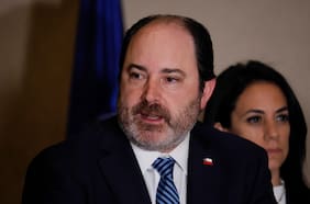 “Qué desastre, hueón”: Micrófono abierto capta exabrupto del ministro Rau durante votación de proyecto de sala cuna en el Senado