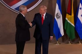 El momento en que Kast y Trump se saludan en cumbre en Miami