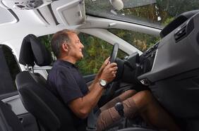 Los riesgos a que te expones si conduces demasiado cerca del volante