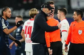 Tuvo que ser calmado por uno de los técnicos: el desconsolado llanto de un árbitro tras un partido de Champions