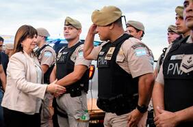 Gobierno argentino presenta nuevo reglamento para uso de armas de fuego de las fuerzas federales en medio de crisis narco en Rosario