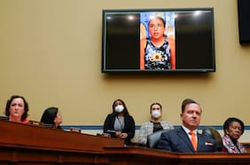 “Yo pensé que él iba a regresar, así que me cubrí con sangre”: Niña sobreviviente de Uvalde relata matanza al Congreso de EE.UU.