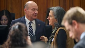 Quiroz apunta a “fraude social” para justificar recorte presupuestario y recibe dura respuesta de Cariola en comisión de Salud