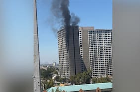 Incendio afecta a departamento en edificio de Estación Central y obliga a evacuar a residentes