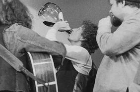 “Estaba tan borracho que debieron sostenerlo”: la noche en que Bob Dylan intentó cantarle al exilio chileno