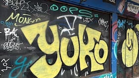 Grafiteros hacen rifa para pagar daños por 86 rayados en Puerto Montt: municipio acusa “provocación”